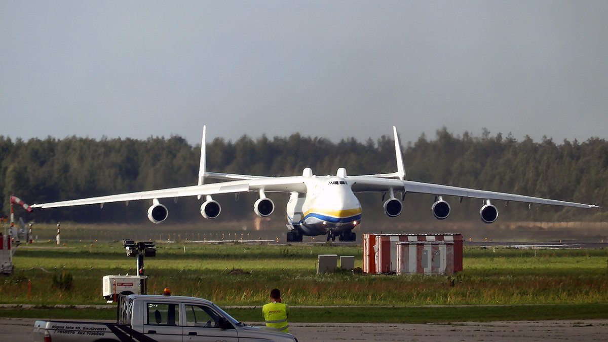 Antonov An-225.